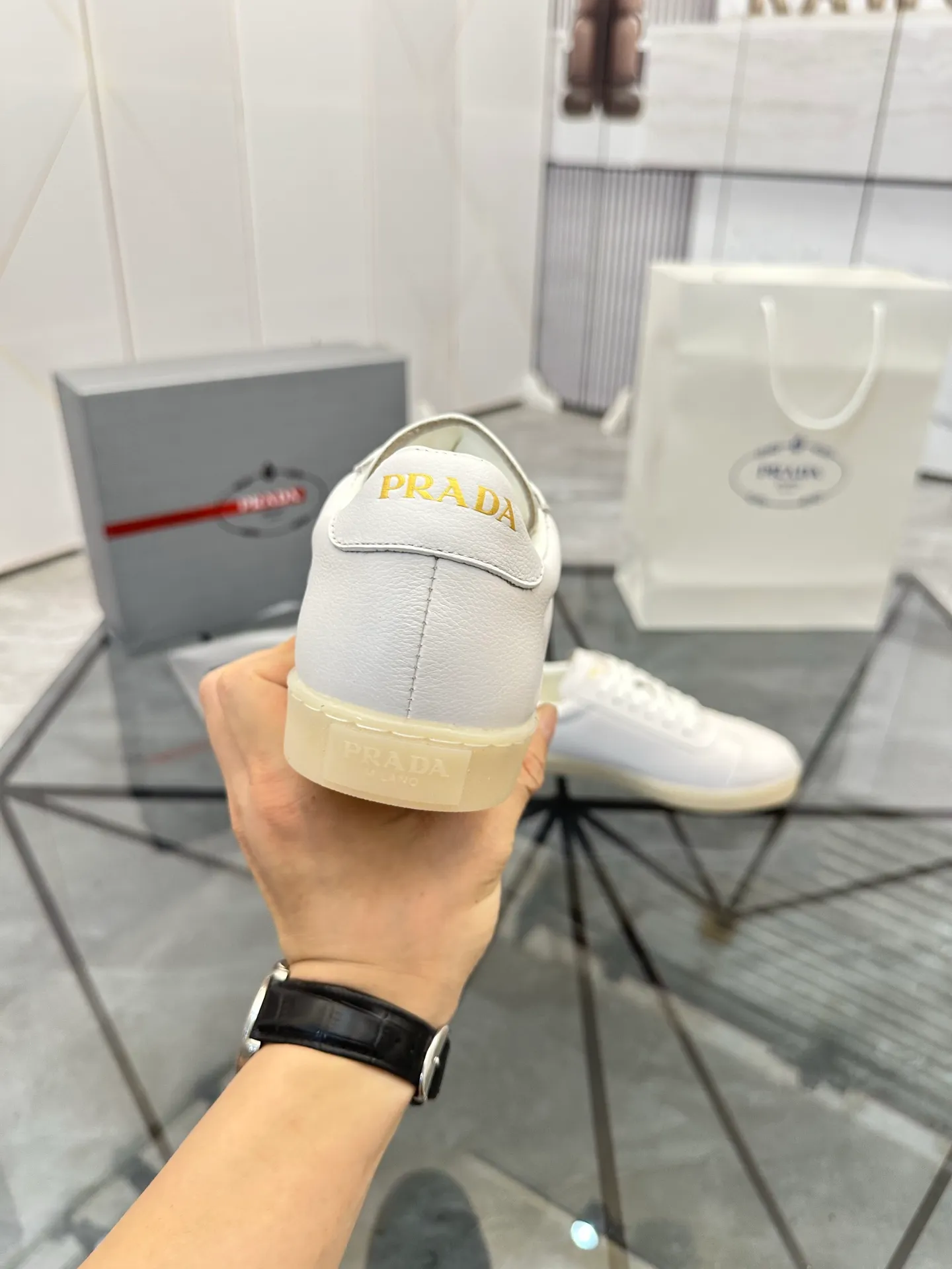 Men's shoes for sale 💰: 💰P540¥ High-end top quality Product trademark: Prada *"Prada*" low-top casual shoes Regular size: 38-45 (can be customized to 46) Product materials: imported first-layer cowhide for the upper, water-dyed cowhide lining, cowhide feet, original outsole. No.: 001